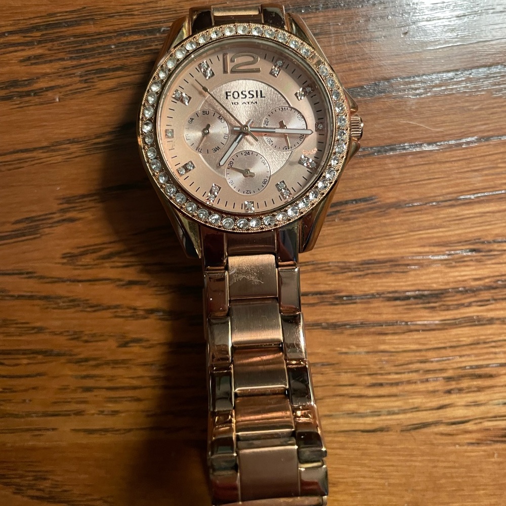 Gold fossil watch. Needs new battery.